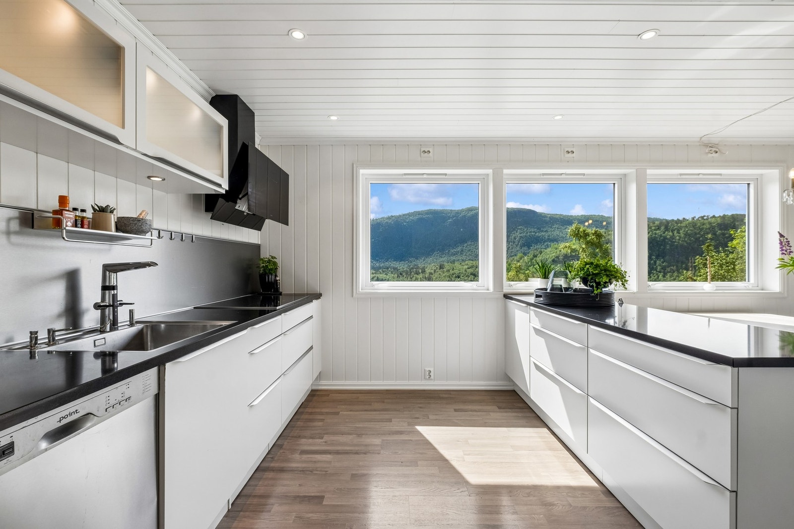 Kjøkkeninnredningen er fra HTH og er meget velutstyrt. Påkostede detaljer som stein benkeplate, sokkelskuffer, dampovn og opphengssystem. Galleribilde