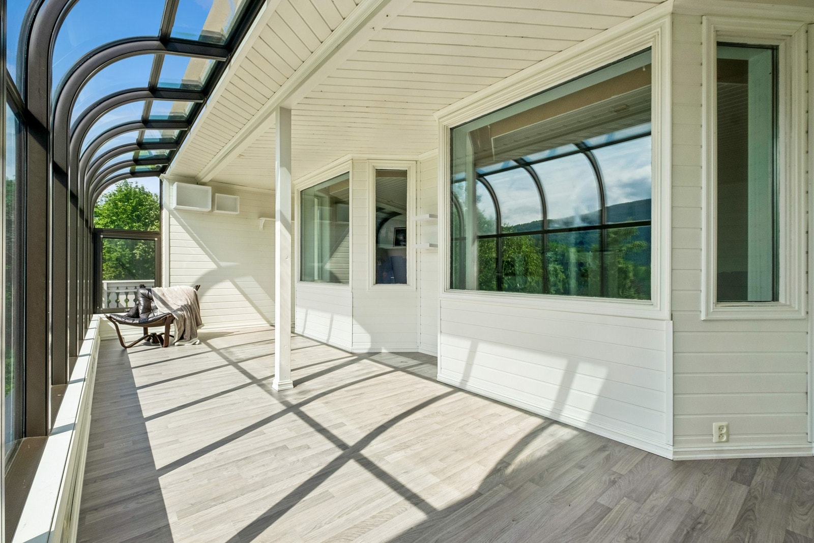 Her kan man ha spisebord, en myk sofakrok eller godstol til å nyte fred og idyllisk utsikt. Galleribilde