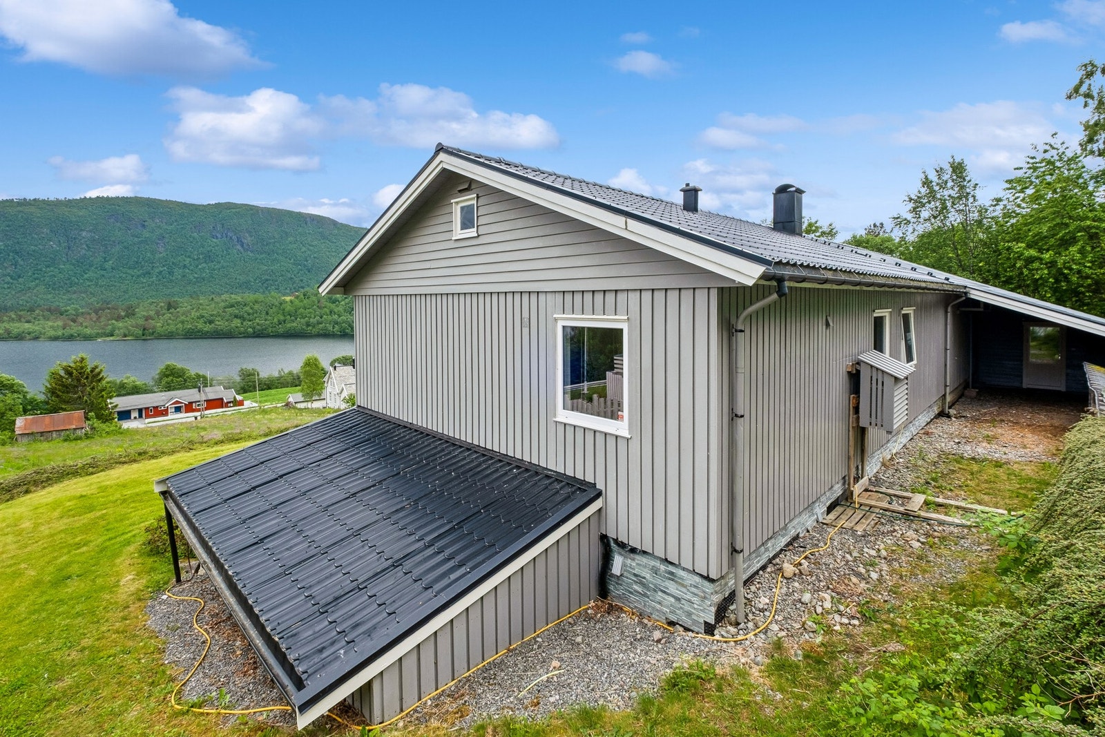 På husets bakside er det romslig areal hvor det kan lagres ved etc., og tilkomst til det praktiske lagringsrommet. Galleribilde