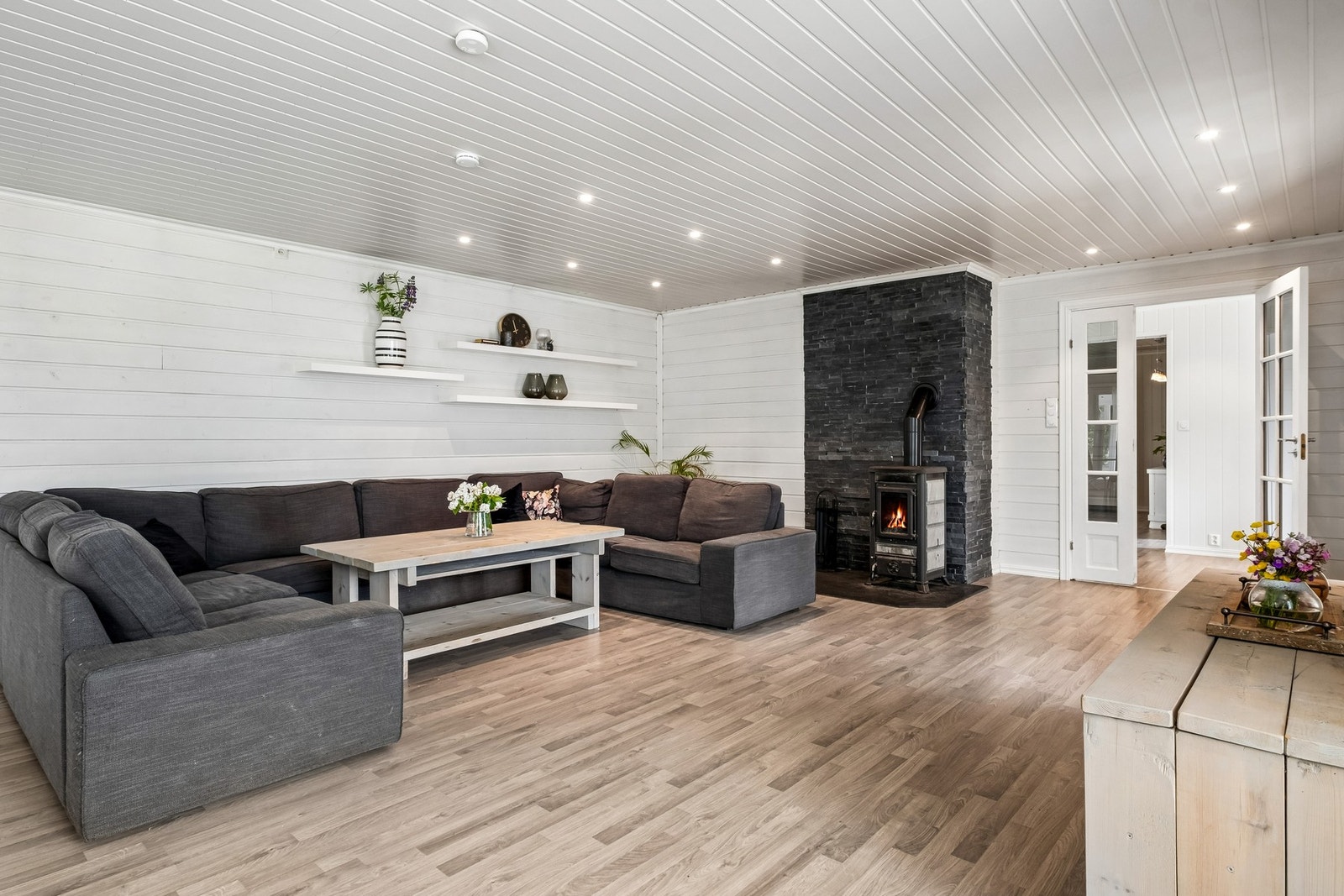 Her er det god plass til sofagruppen. Legg merke til downlights i himling for god belysning. Galleribilde
