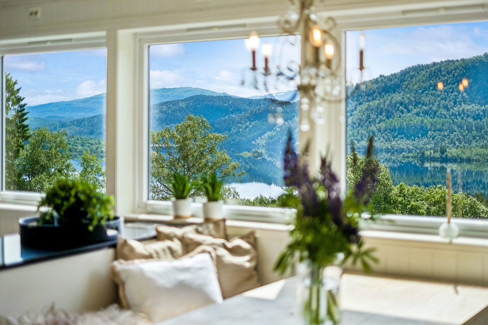 I boligen er det store vinduer med panoramautsikt over idylliske Engsetdalsvatnet. Galleribilde