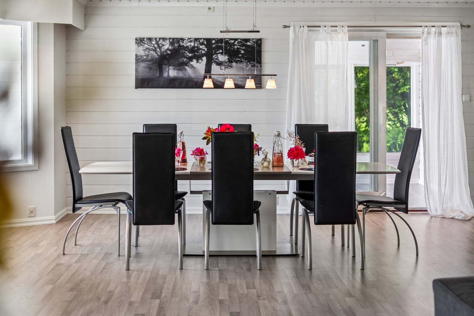 Her har du plass til spisestue med langbord for familiemiddager og hyggelige lag. Behagelig lysinnslipp fra vinduer og skyvedør til uteområdet. Galleribilde