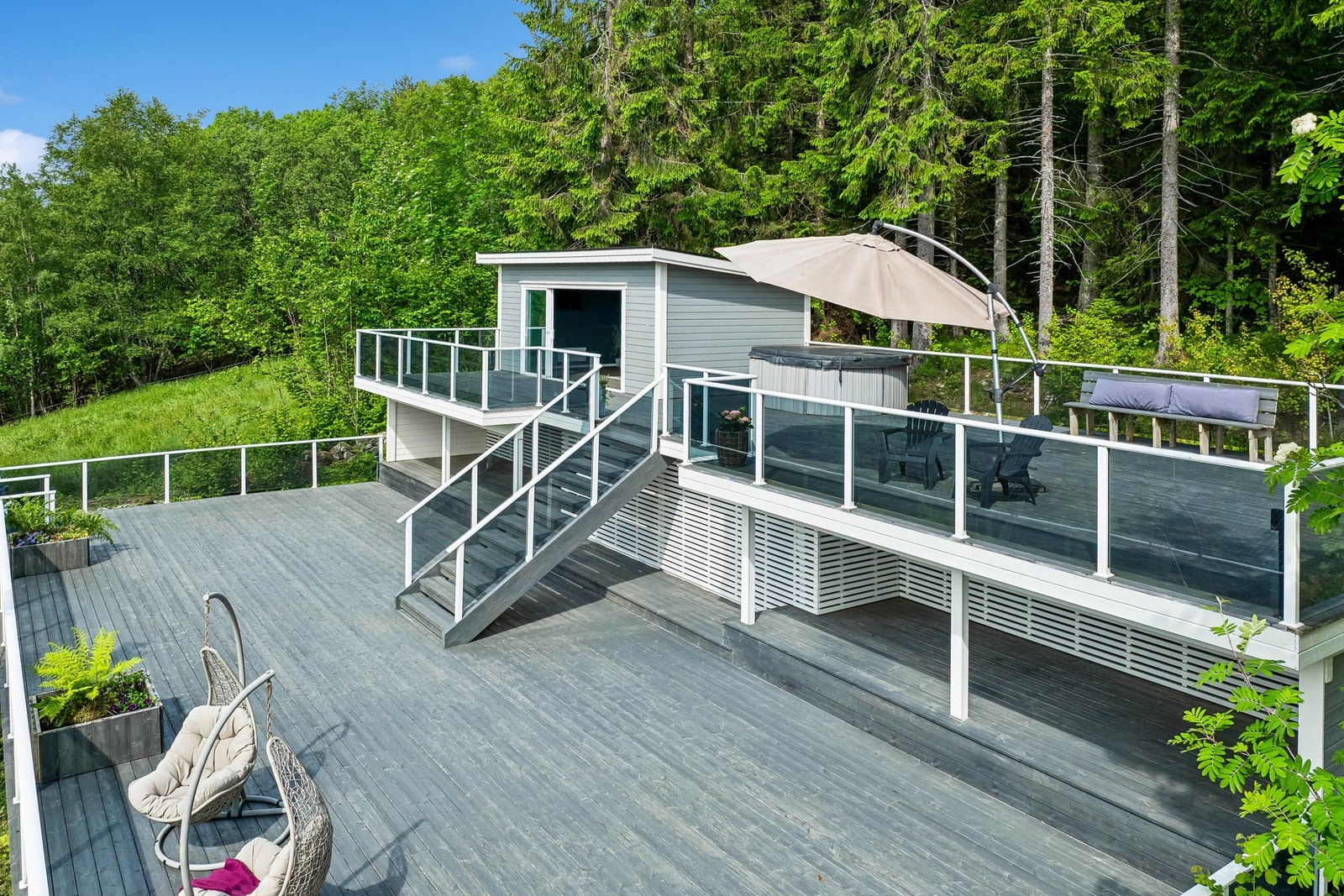 Her har du din egen usjenerte oase med jacuzzi, utestue og solterrasse. Galleribilde