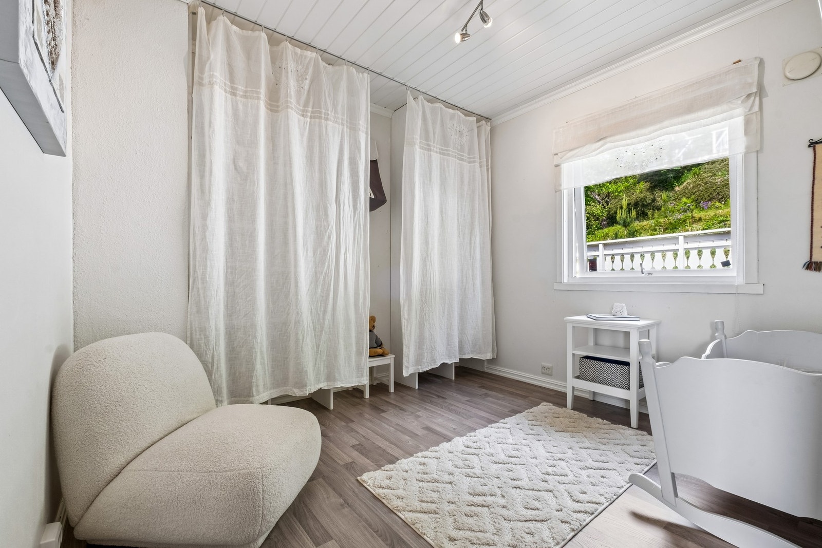 Soverom 2 i 2. etg. Et koselig rom med lyse overflater. Galleribilde