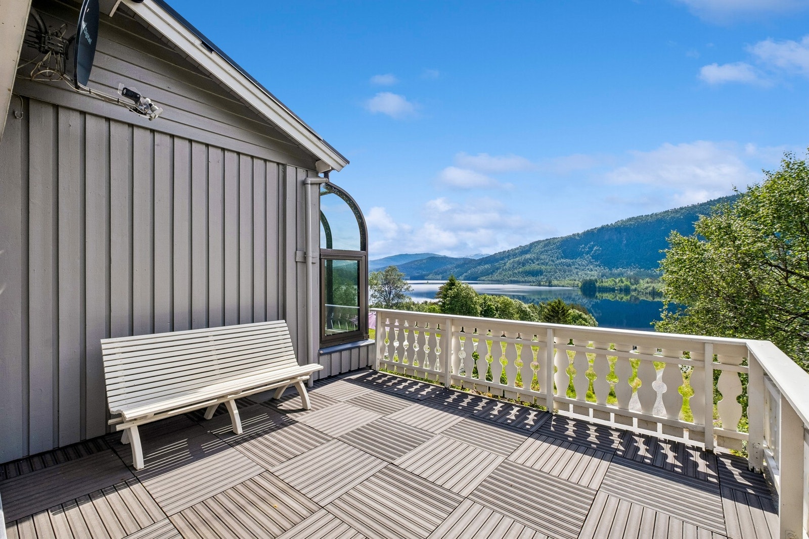 Terrassen som vender mot sør og vest gir rom for fine dager i solen, i idylliske omgivelser. Galleribilde