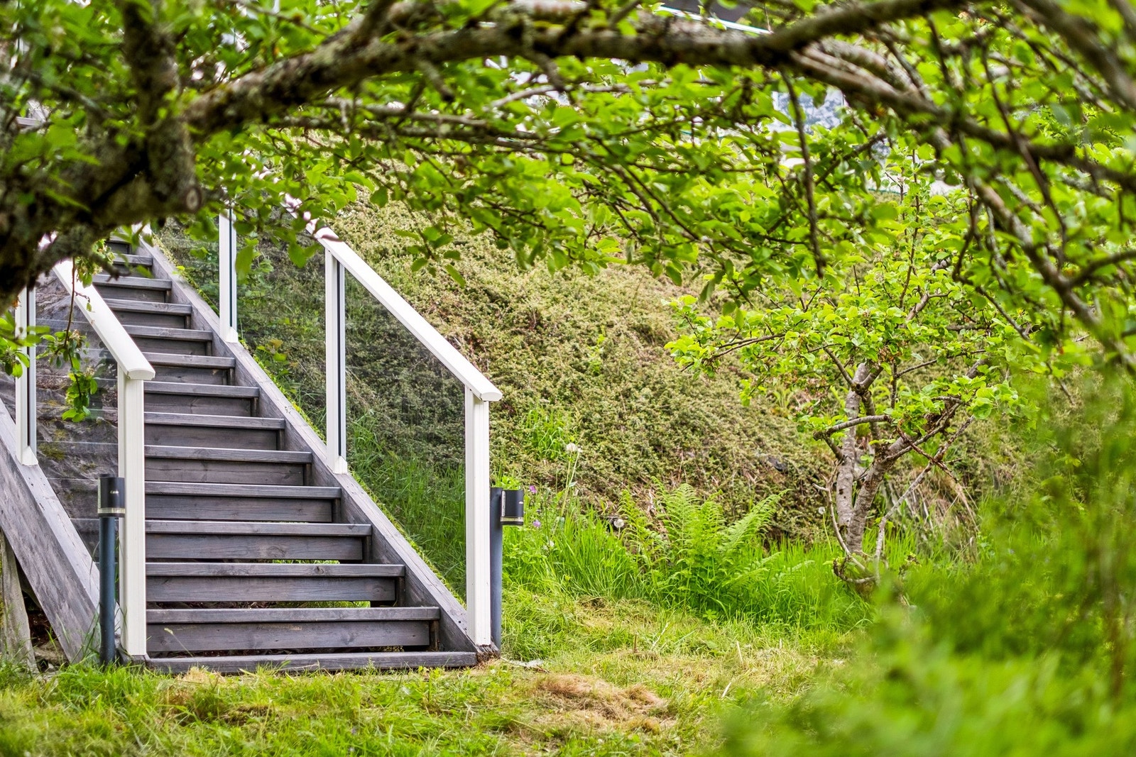 Noe av det flotte med denne eiendommen er det store terrasseområdet i bakkant av huset. Velkommen til denne oasen. Galleribilde