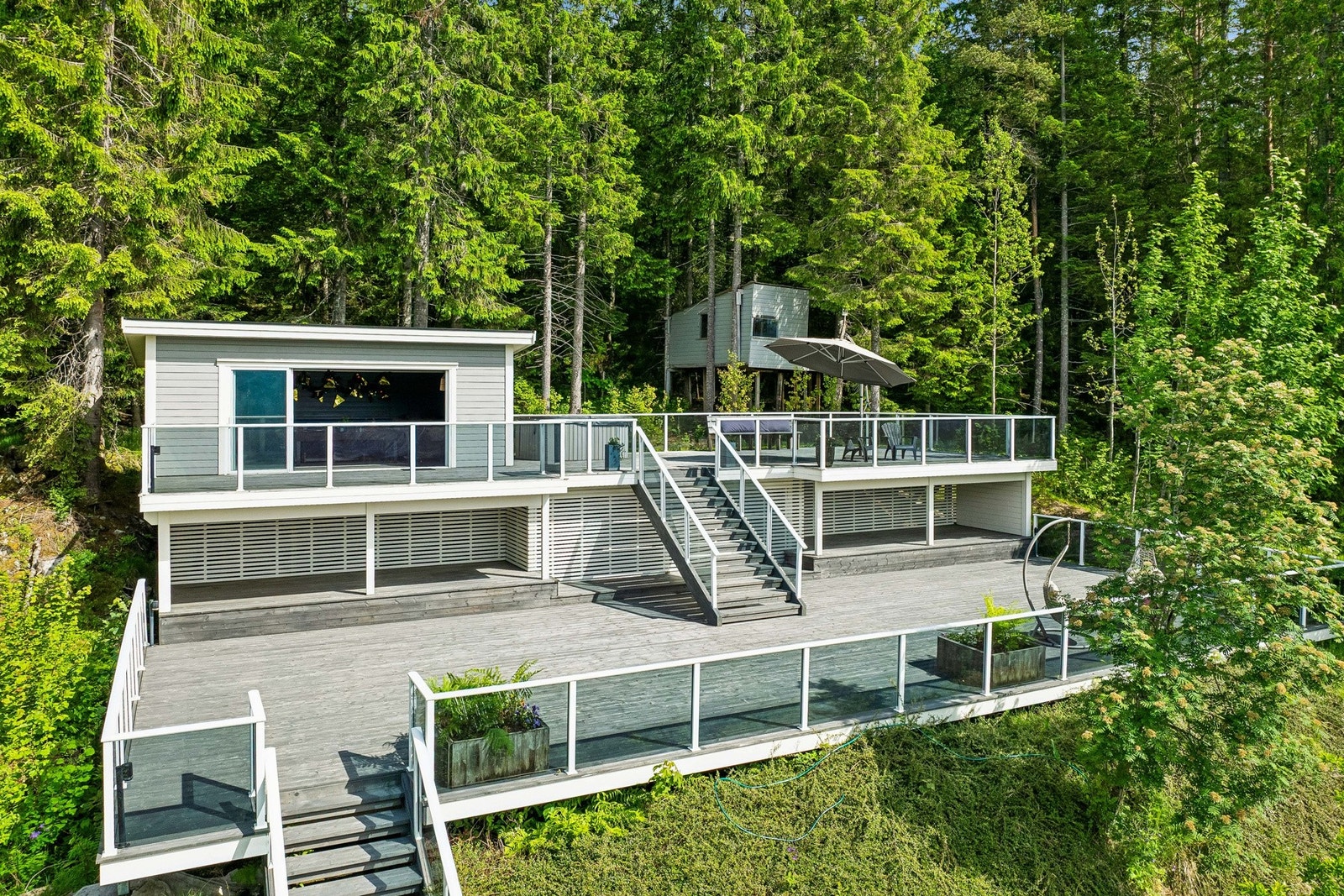 Her er det rom for å nyte sommerhalvåret med familie og venner. Store terrasser og en hagestue på toppen. Galleribilde