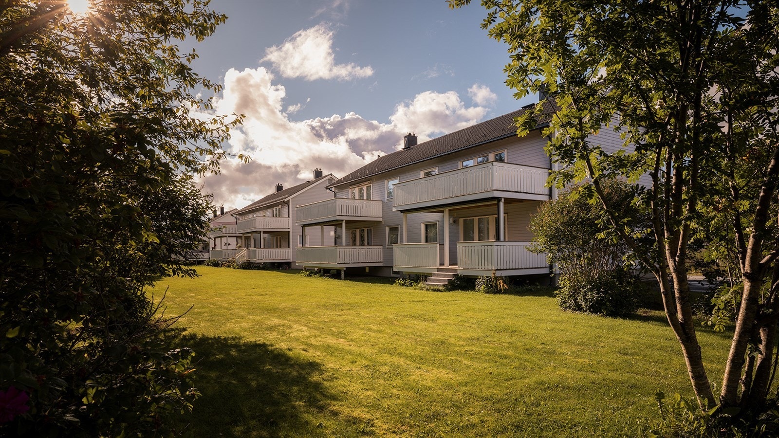 Nærhet til matbutikk, barnehage, skoler, busstopp og Fauskebadet med badstue, boblebad og terapibasseng. Gangavstand til sentrum. Asfaltert gårdsplass Galleribilde