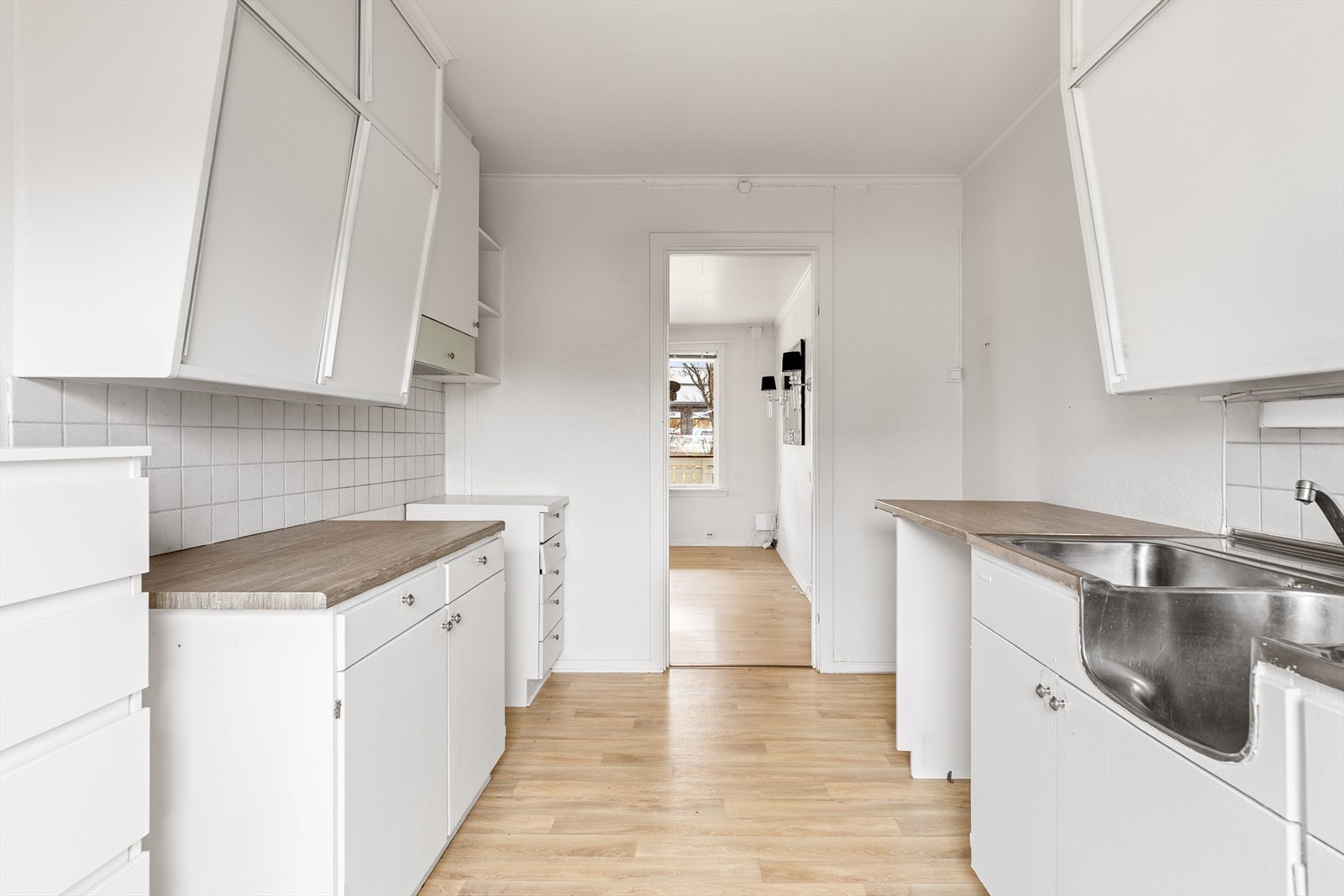 Ny rørdel ved kjøkkenbenk er opplyst montert av rørlegger i 2026. Se prospekt Galleribilde