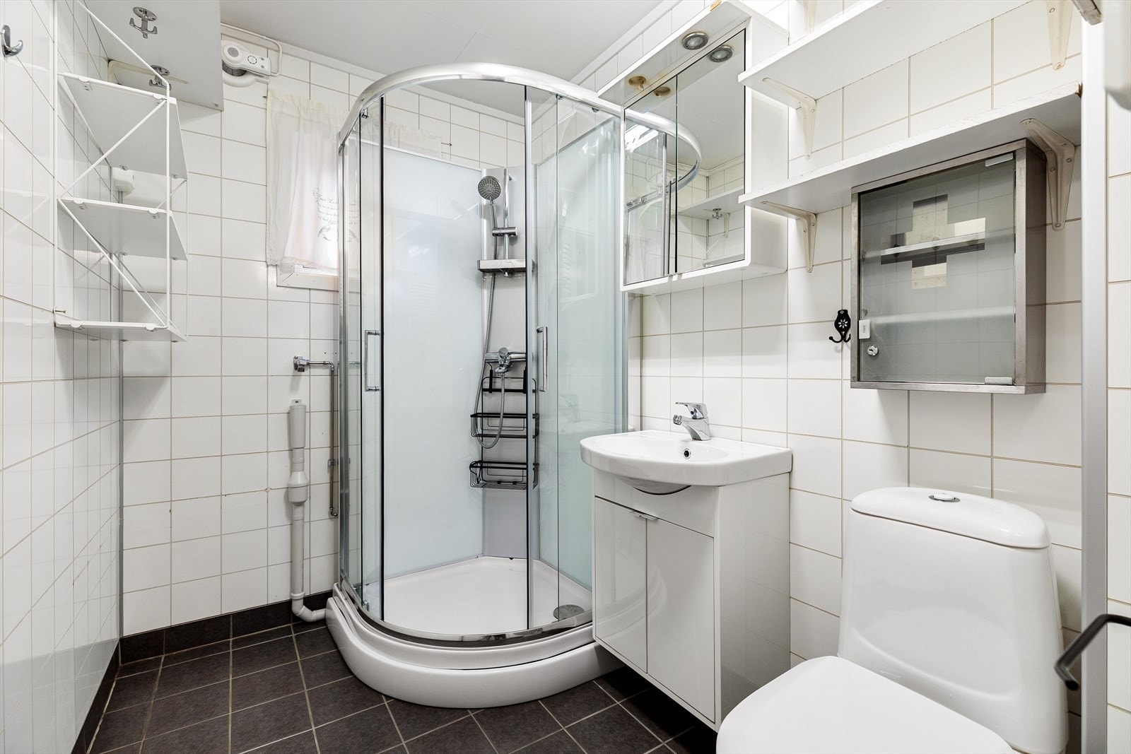 Badet er pusset opp ca 2007. Opplegg for vaskemaskin og varmekabler i gulvet. Dusjkabinettet, opplegg for vaskemaskin, toalettet, og avtrekksviften, ble fornyet i 2024. Galleribilde