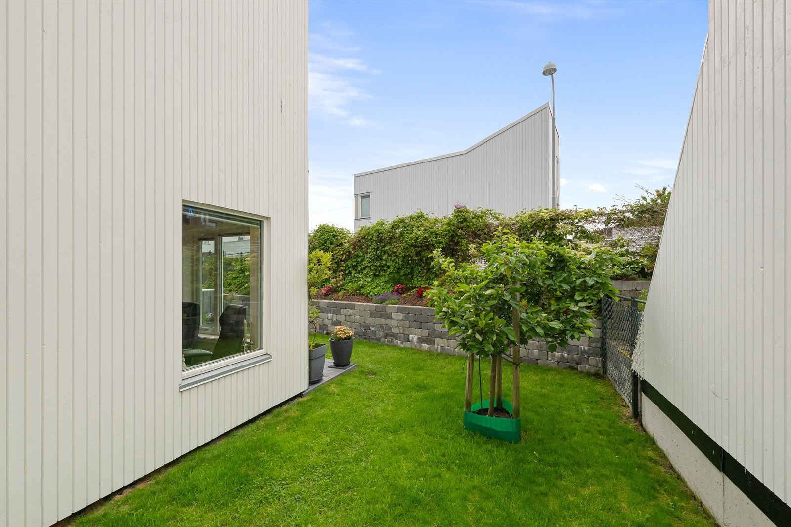 Utsyn mot grøntarealer fra baksiden av boligen. Galleribilde