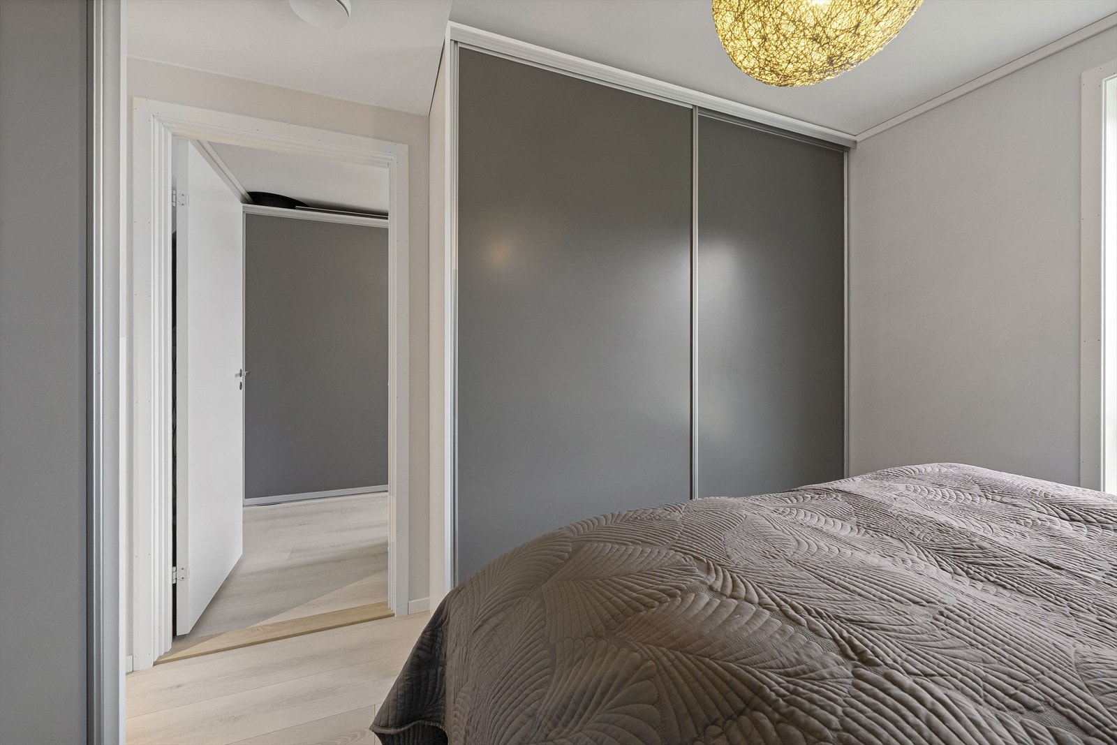 Integrert garderobeløsning med skyvedører gir rikelig med oppbevaringsplass. Galleribilde