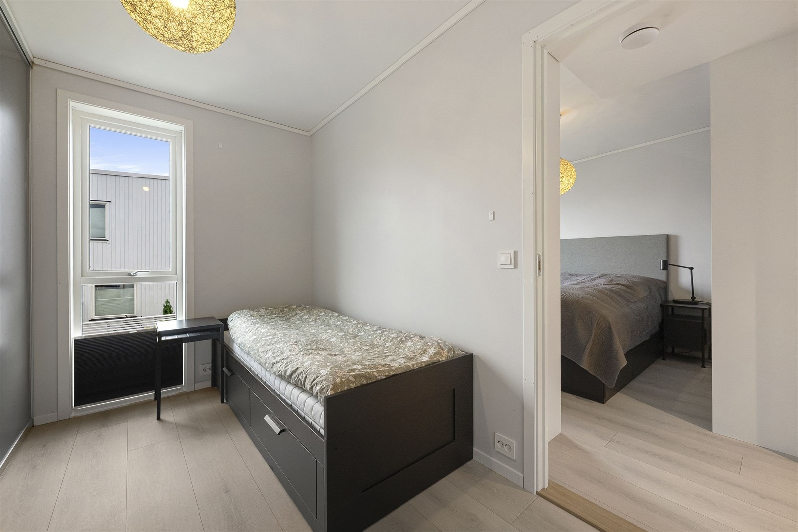 Begge soverommene ligger usjenert til i boligens andre etasje. Galleribilde