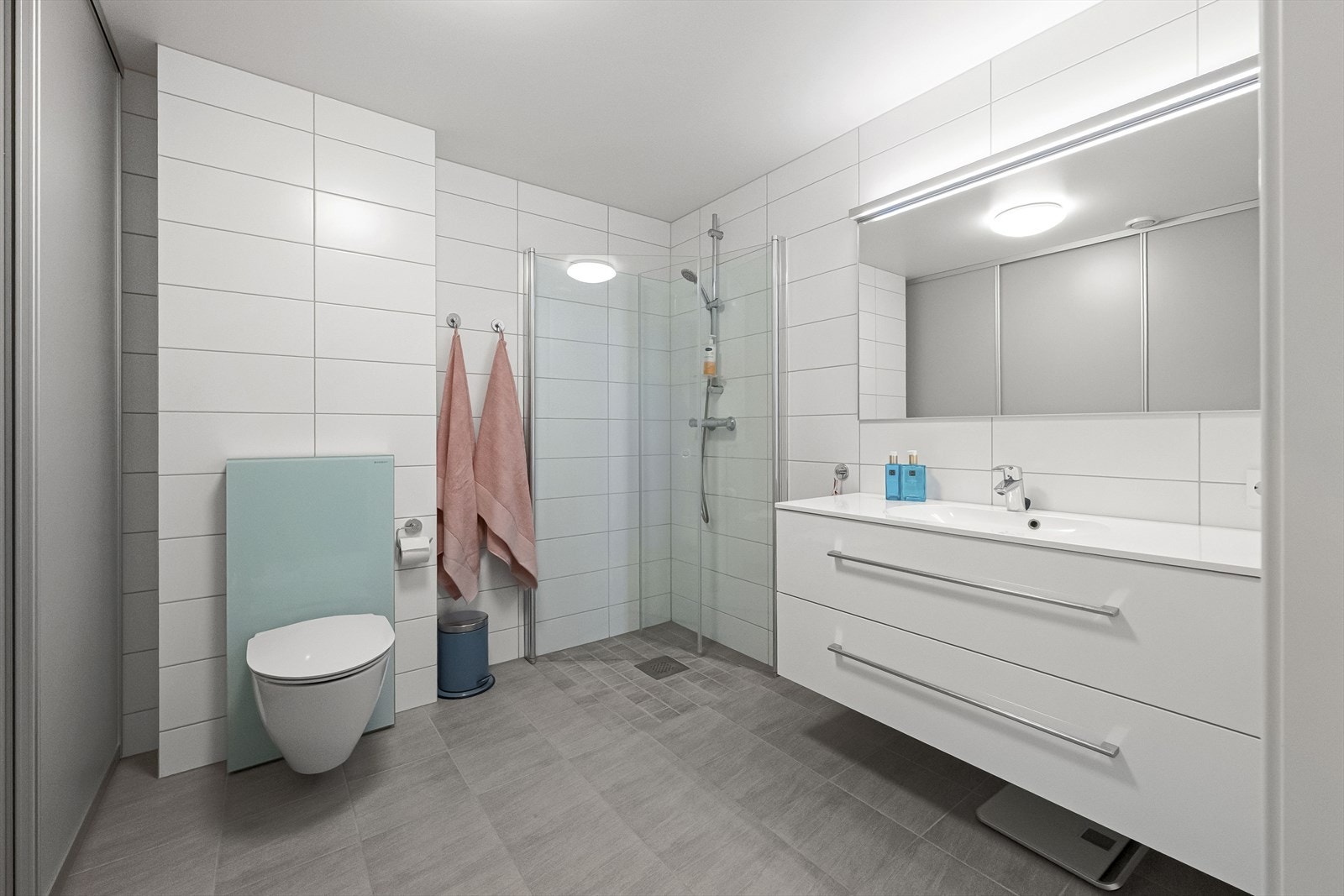 Hovedbad i andre etasje med flislagt gulv med gulvvarme og balansert ventilasjon. Galleribilde