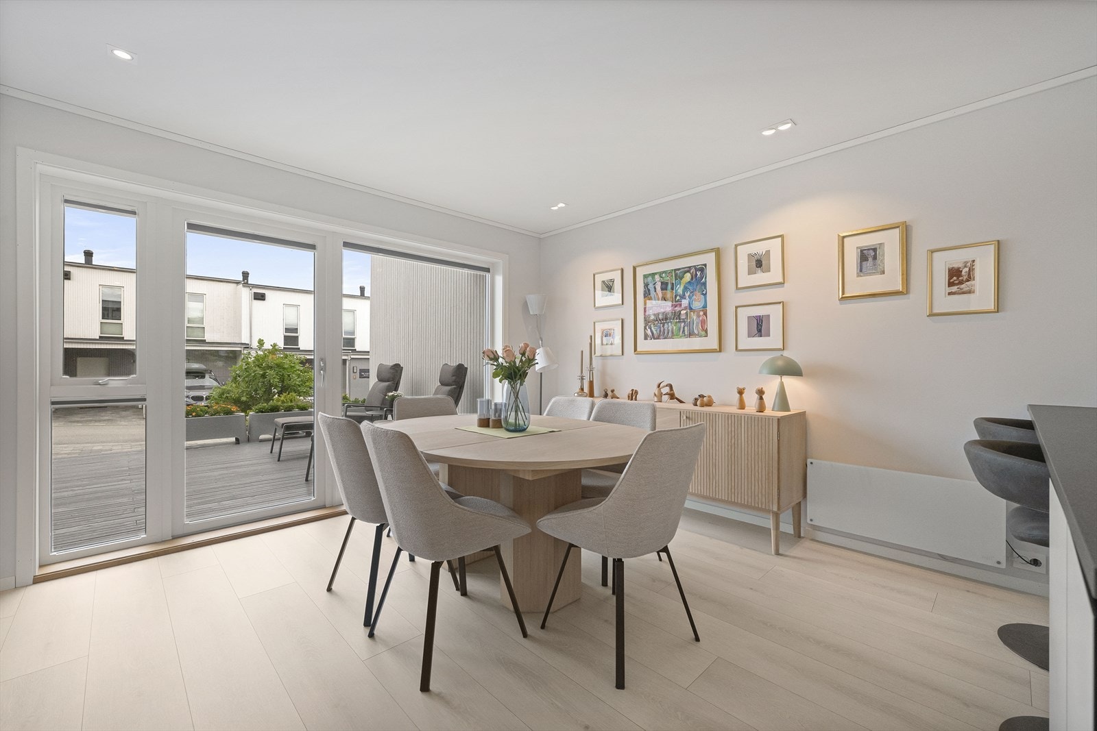 Fra spisestuen er det utgang til en terrasse på 29 m² over carporten. Galleribilde