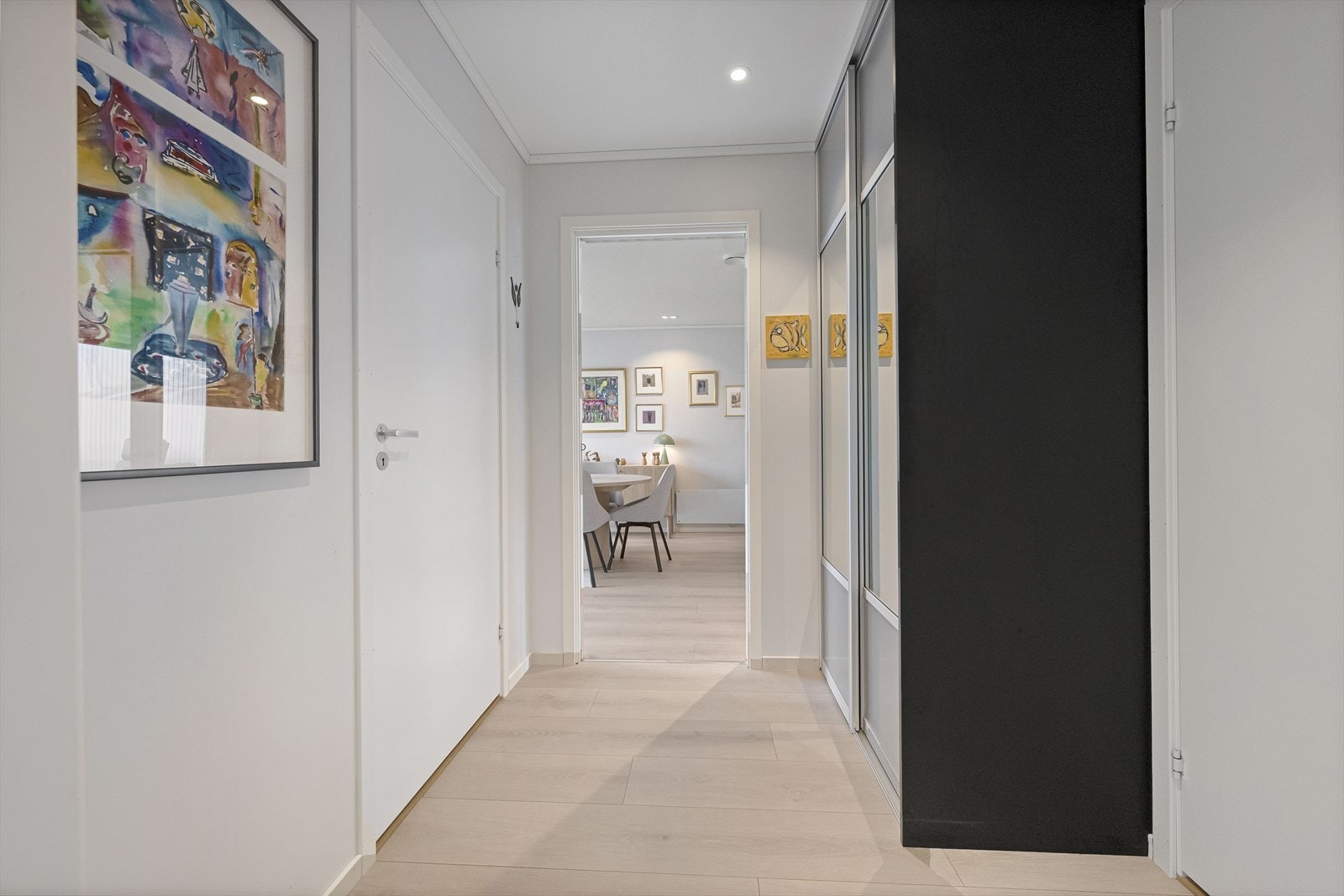 Lys entré med adkomst til bad og boligens sosiale sone. Galleribilde