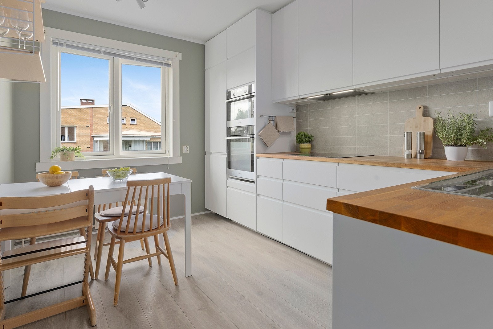 Delikat kjøkken med god plass til kjøkkenbord hvor man kan nyte frokosten. Det er rikelig med skap- og benkplass på kjøkkenet. Galleribilde
