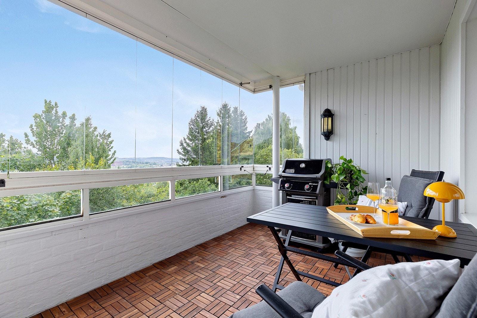 Fra stuen er det utgang til herlig innglasset balkong, helt uten innsyn, med flott utsikt. Galleribilde