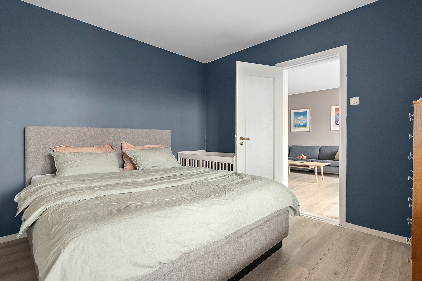 Stort og fint soverom med stor skyvedørsgarderobe. Her er det god plass til stor seng. Galleribilde