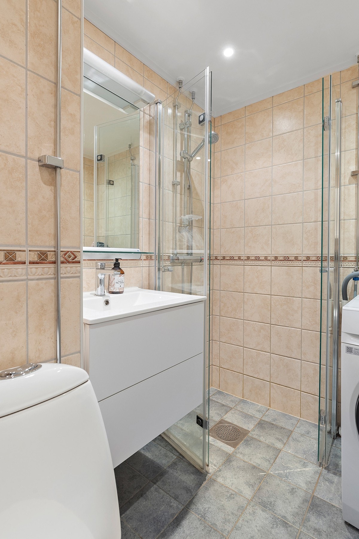 Badet ble nylig oppgradert i 2024 med ny, vegghengt servantinnredning og dusjhjørne med leddet glassdører. Det er opplegg for vaskemaskin på badet. Galleribilde