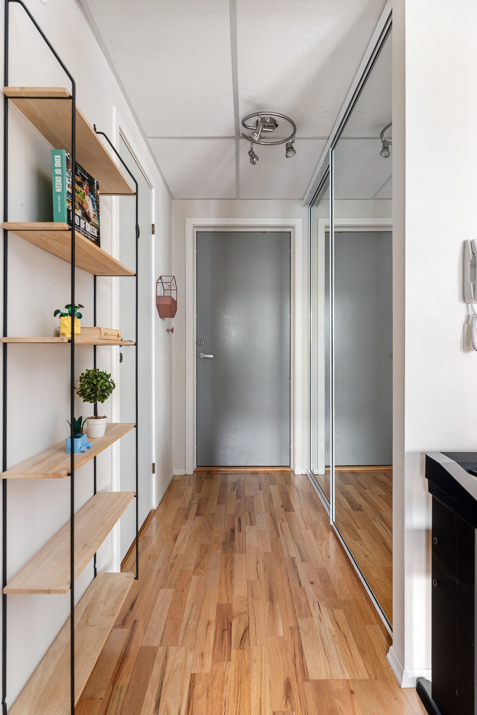 Entré med stor skyvedørsgarderobe med speildører