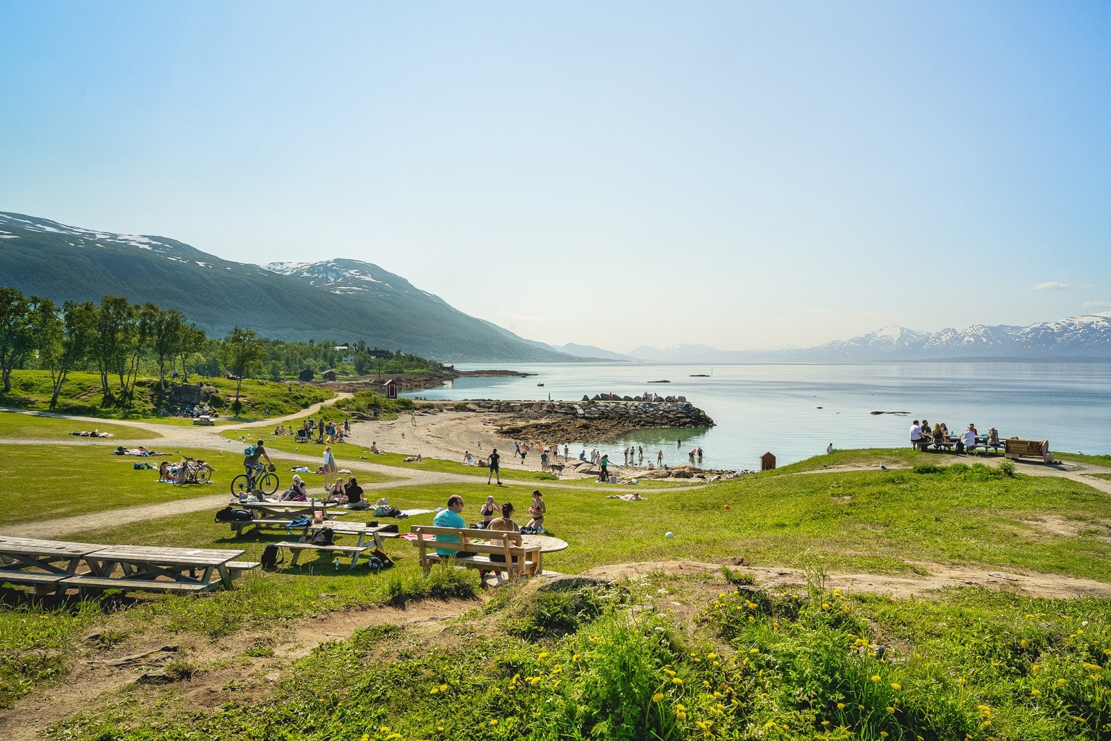 Flott strandpromenade langs sjøkanten som tar deg hele veien til Telegrafbukta.