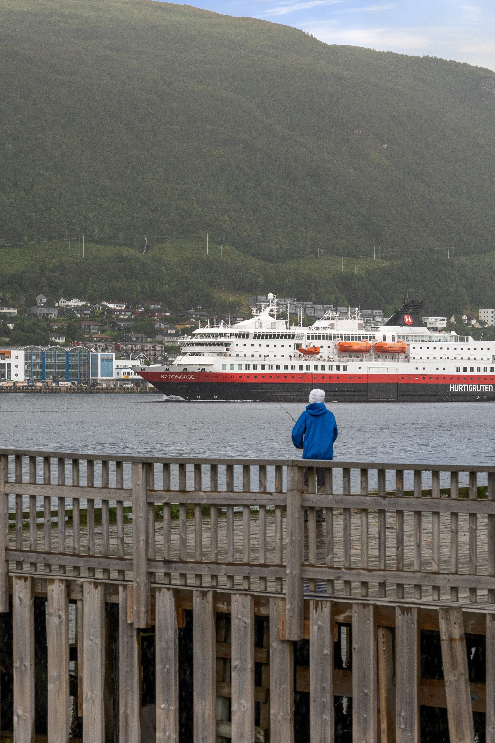 Fin beliggenhet i maritime omgivelser med nydelig utsikt mot sjø og fjell!
