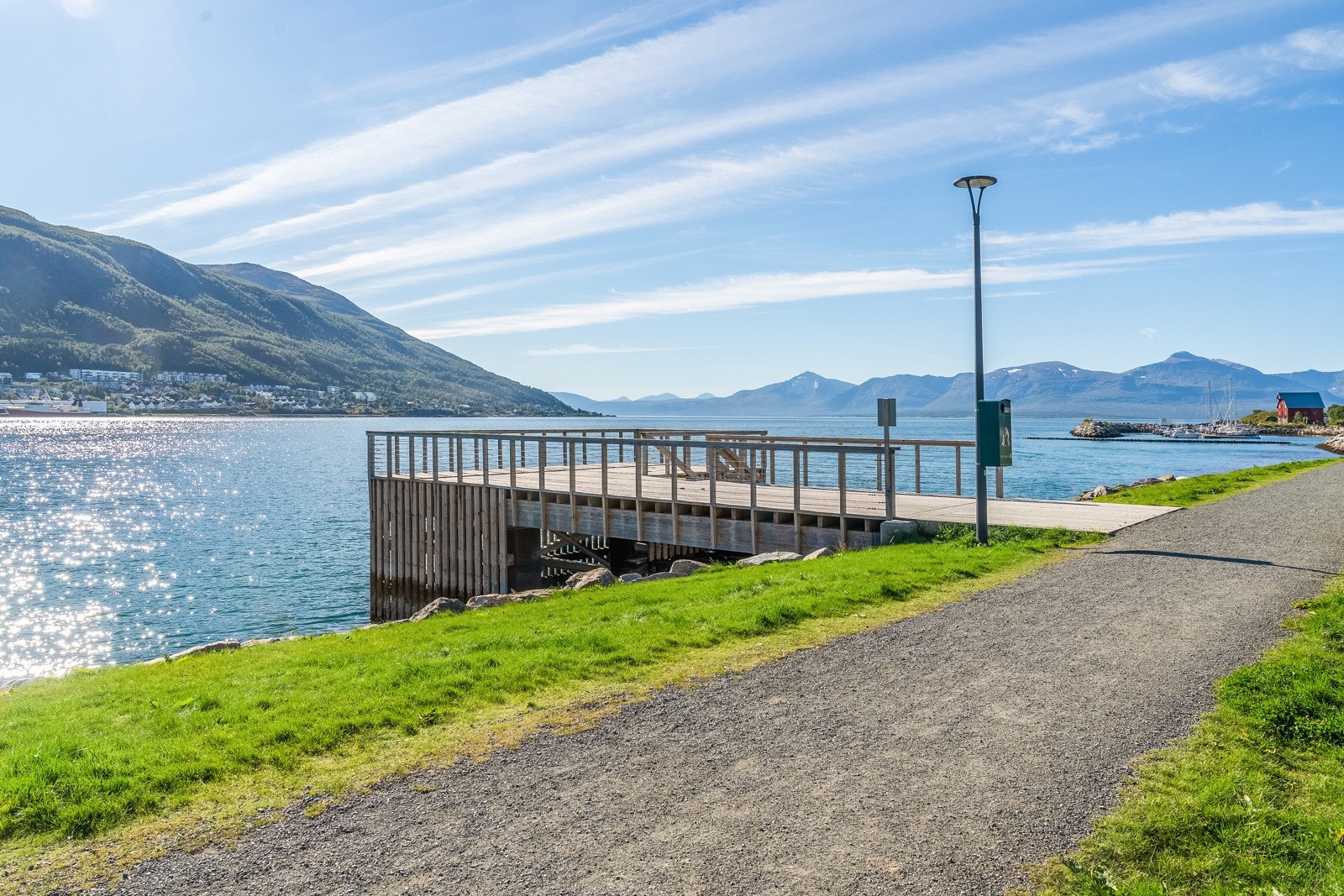 Nærområdet er urbant og har flott strandpromenade og bademuligheter