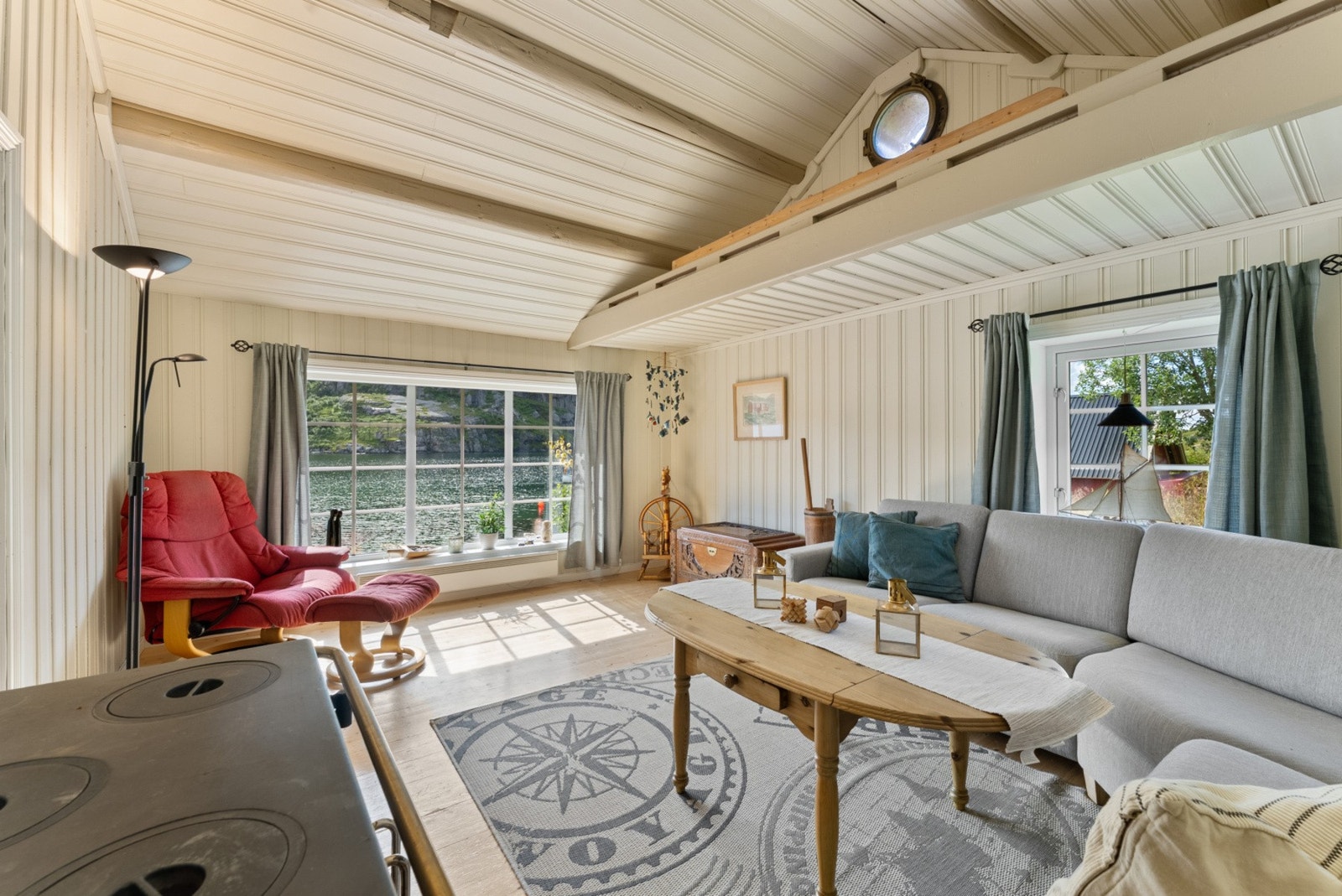 Romslig stue med god plass til en stor sofagruppe. Galleribilde