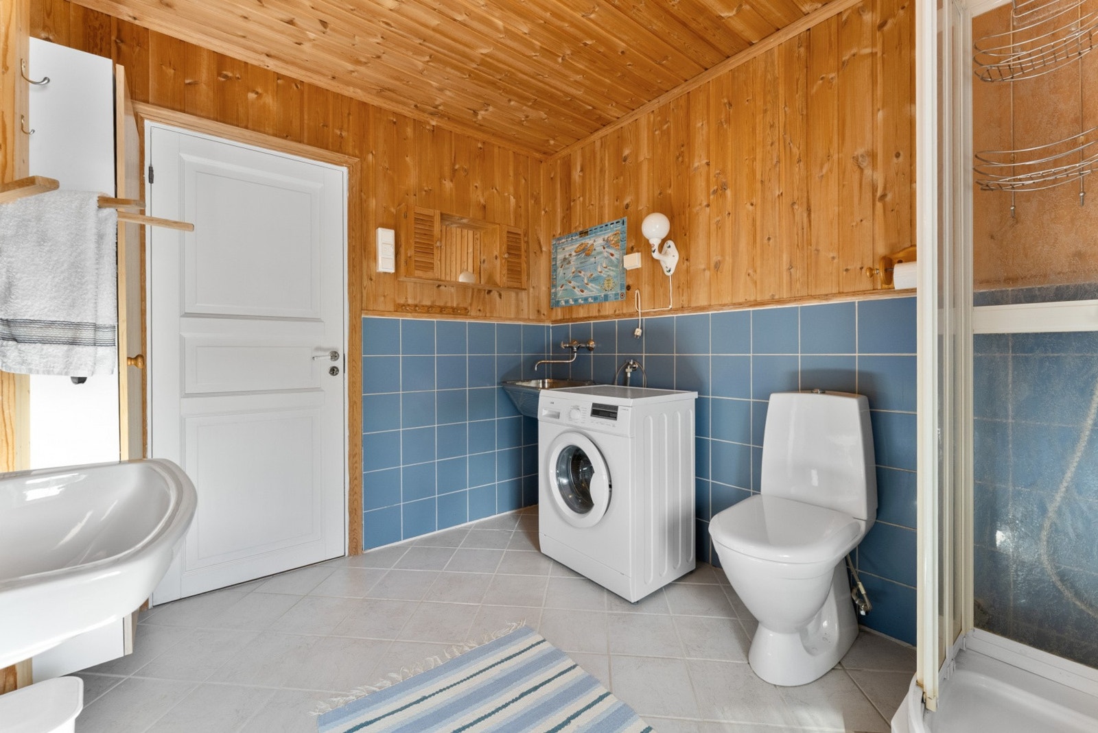 Badet har flislagt gulv og delvis flislagte vegger. Galleribilde
