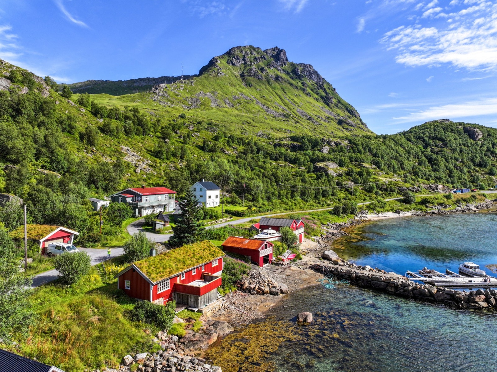 Her bor du omkranset av storslått natur og med sjøen som nærmeste nabo. Galleribilde