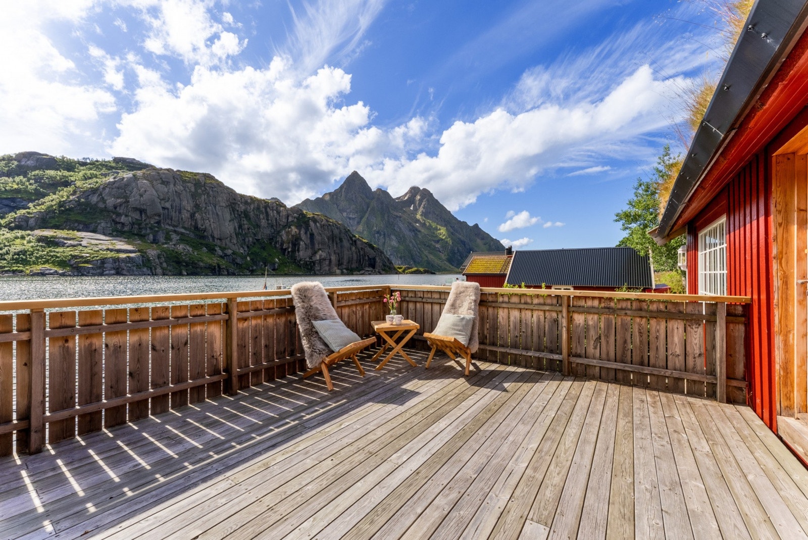 Stor terrasse med panoramautsikt over fjord og fjell. Galleribilde