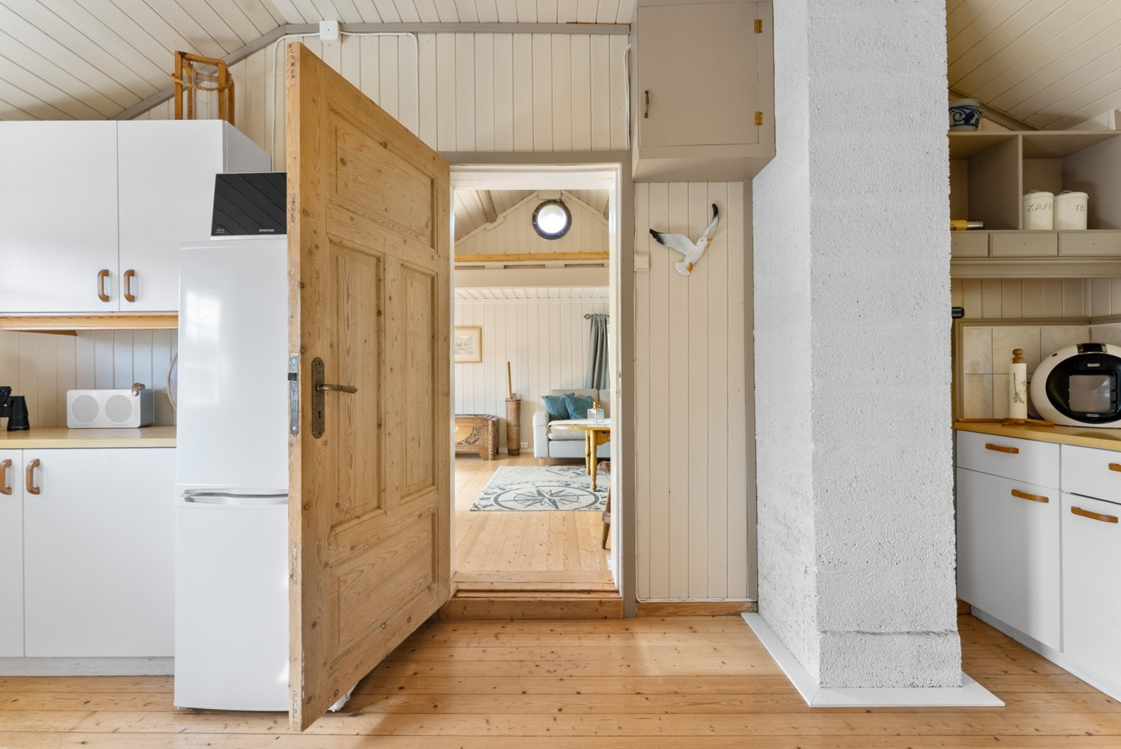 Fra kjøkkenet er det åpent inn mot den koselige stuen. Galleribilde