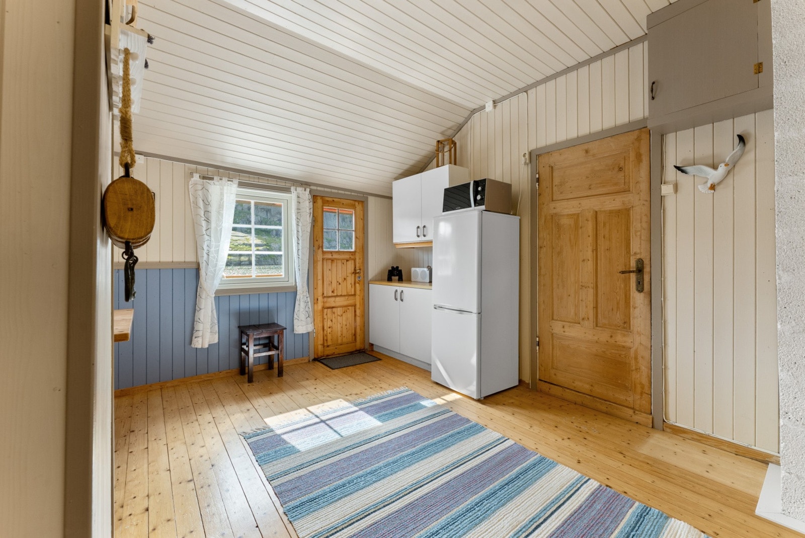 Lyst og trivelig allrom med plass til både matlaging og måltider. Galleribilde