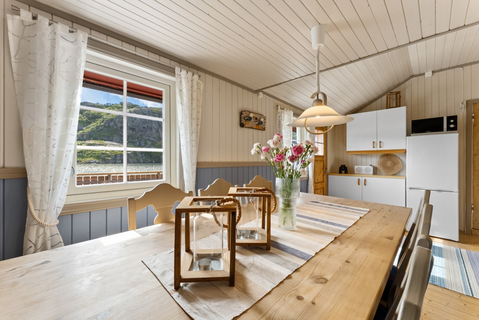 Gjennomgående tregulv og panel skaper en varm atmosfære. Galleribilde