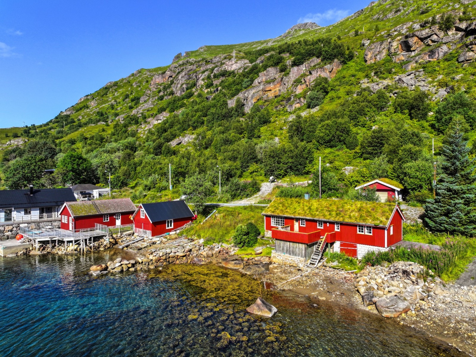 Rorbuen fra 1930 har et tradisjonelt uttrykk med torvtak. Galleribilde