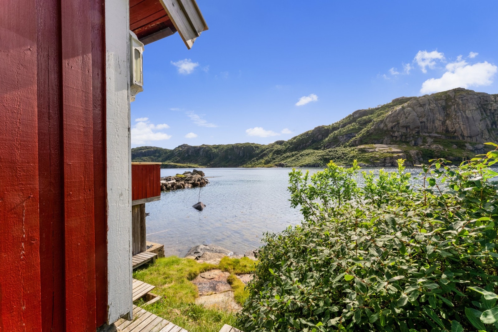 Nyt nærheten til sjøen fra alle kanter av eiendommen. Galleribilde