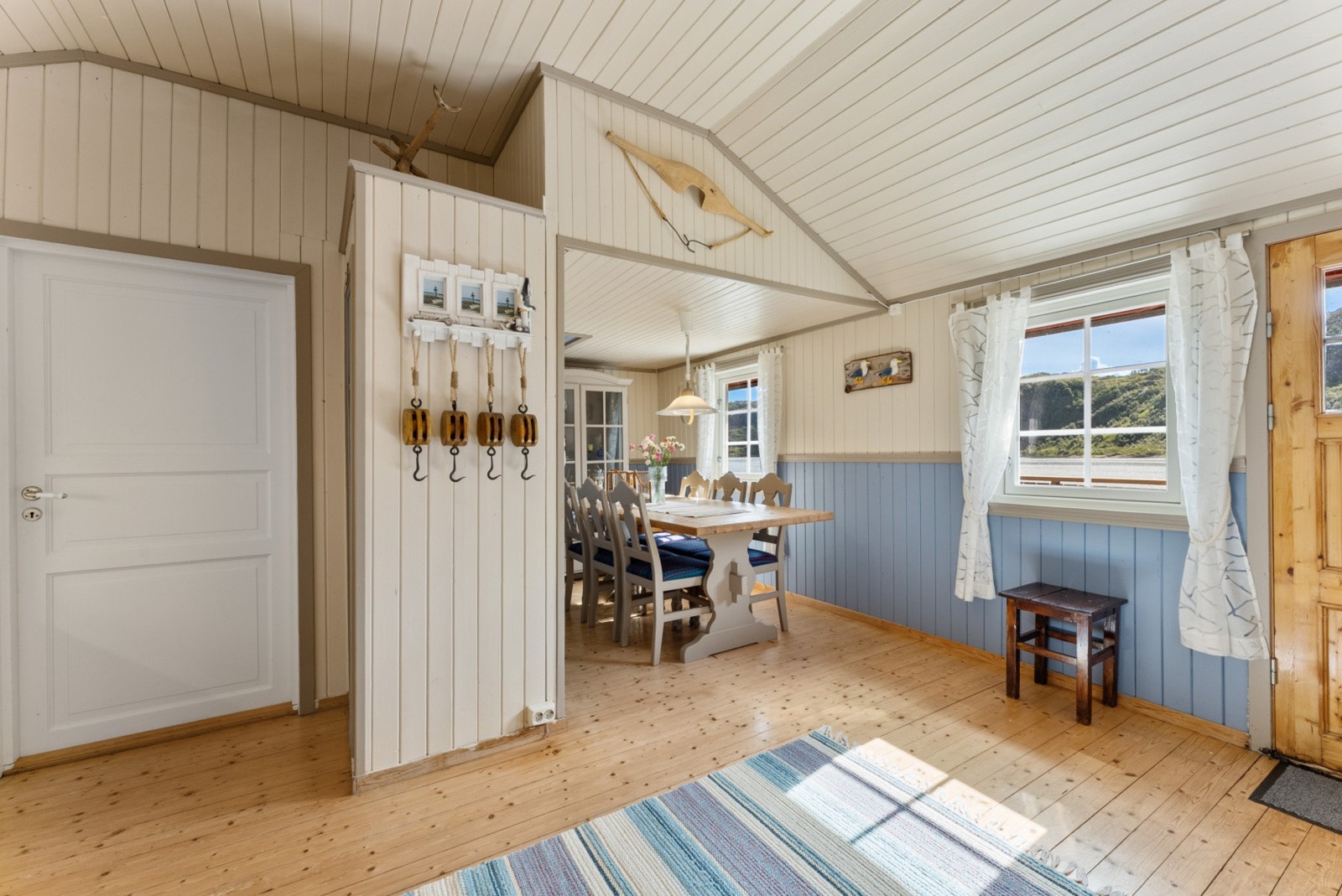 Spisestuen samler familie og venner til hyggelige stunder. Galleribilde