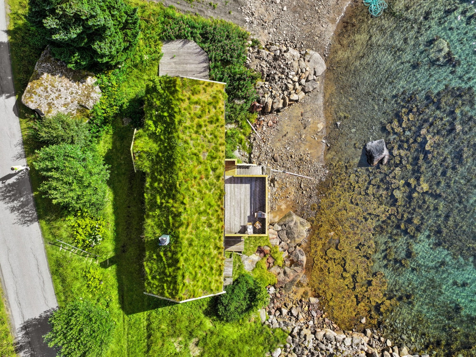 Tomten er en naturtomt som skråner lett ned mot sjøen. Galleribilde