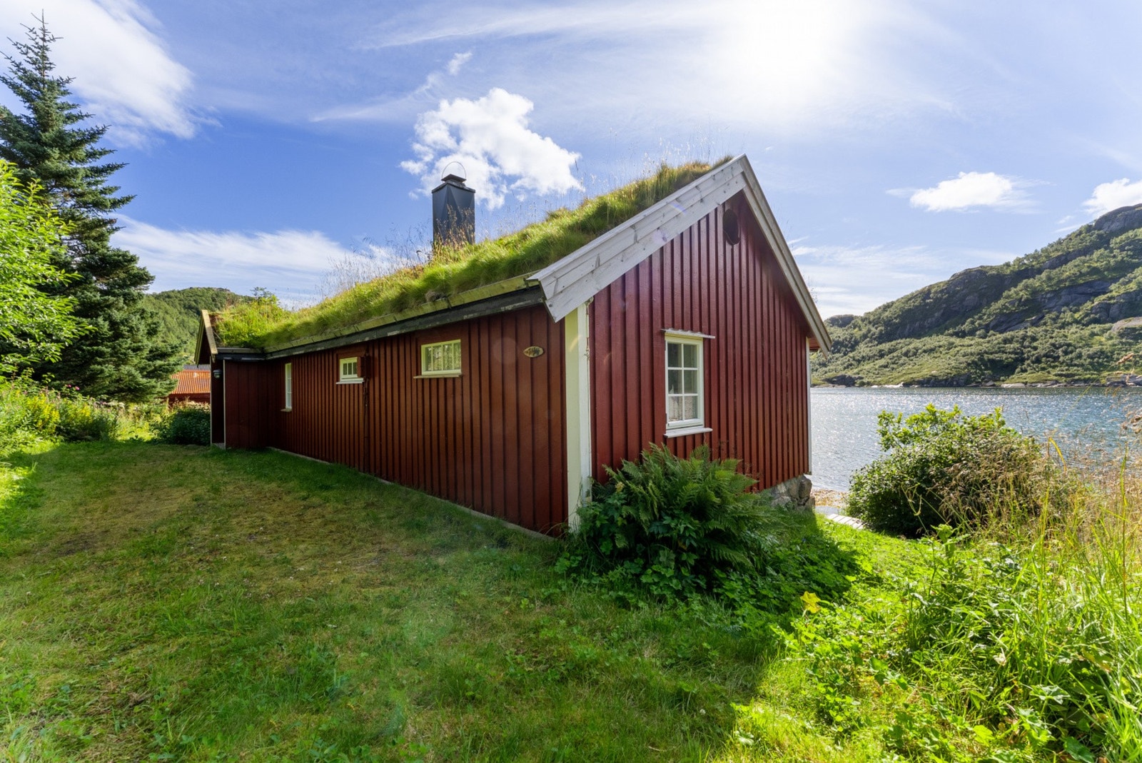 Boligen glir fint inn i den omkringliggende naturen. Galleribilde