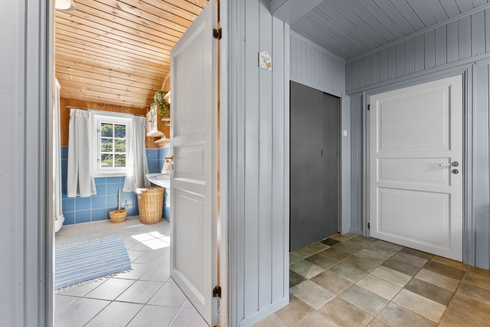 Fra gangen er det inngang til badet. Galleribilde