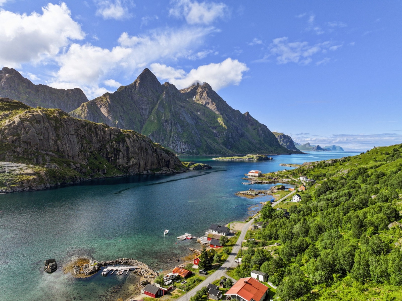 En sjelden mulighet til å sikre seg en tradisjonell rorbu i havgapet. Galleribilde