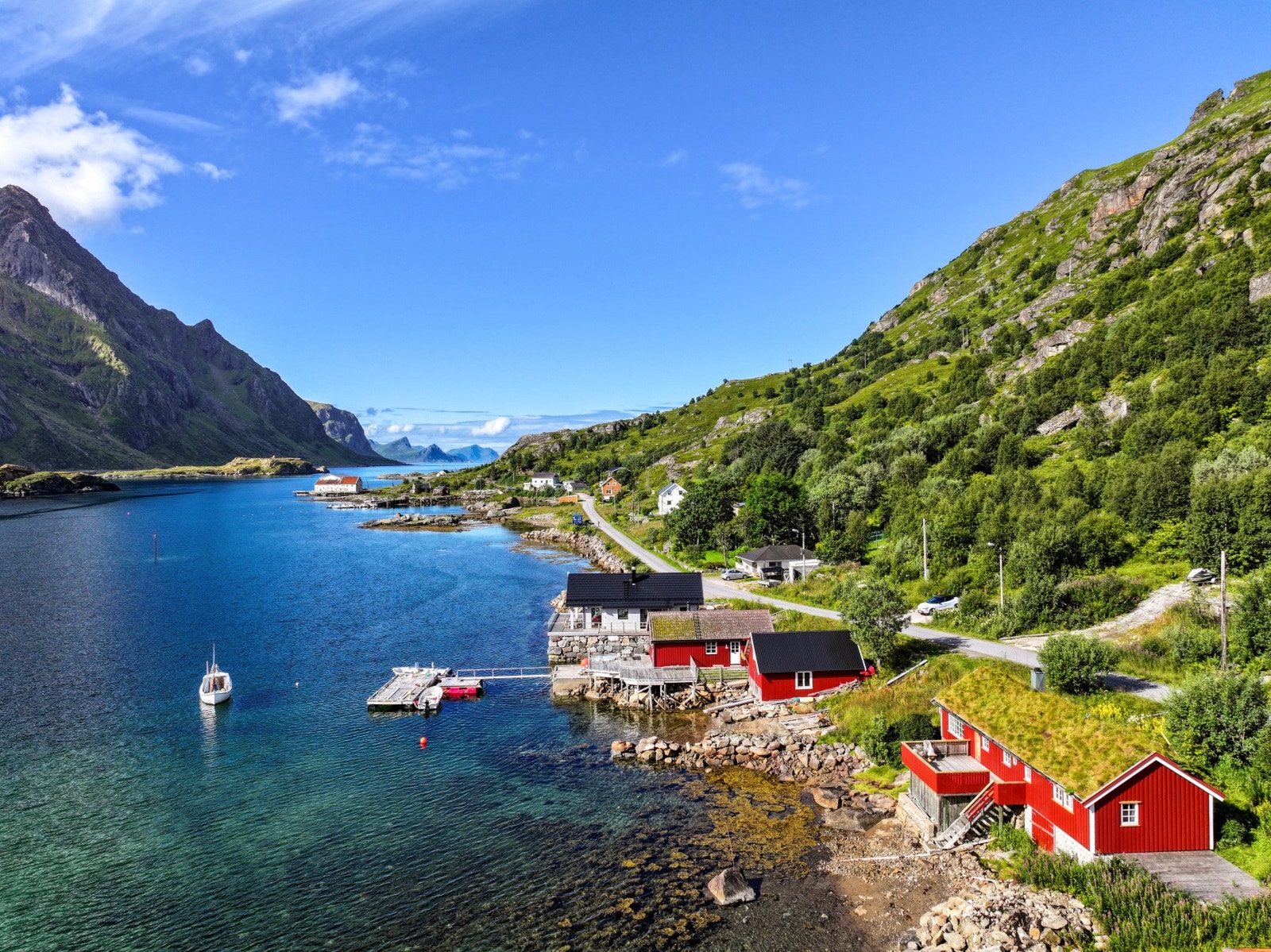 Området byr på fantastiske turmuligheter, både til fjells og til vanns. Galleribilde