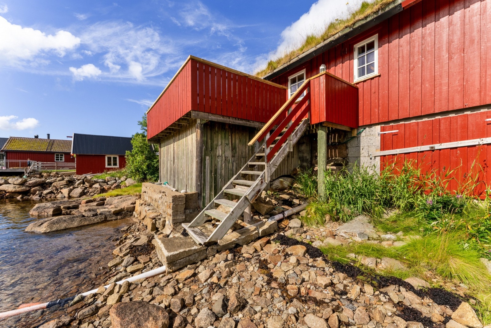 Eiendommen er plassert slik at den følger terrenget på en naturlig måte. Galleribilde