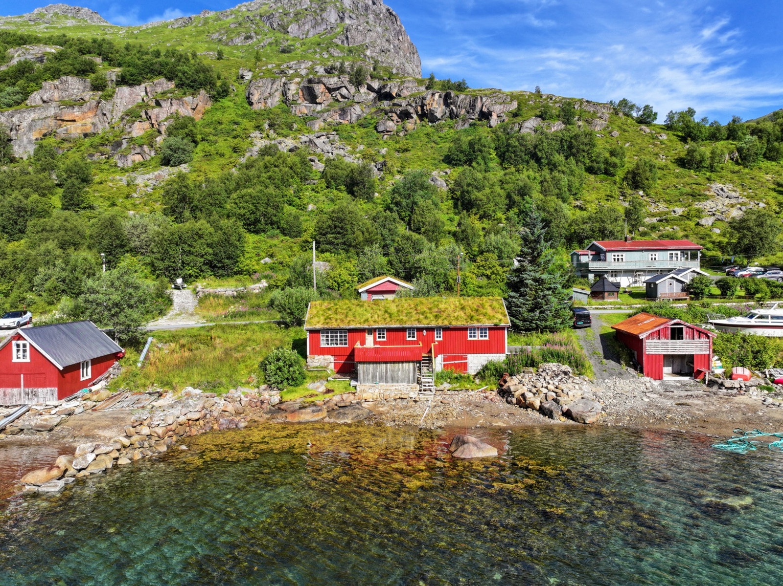 Eiendommen har en naturskjønn plassering med umiddelbar nærhet til fjorden. Galleribilde
