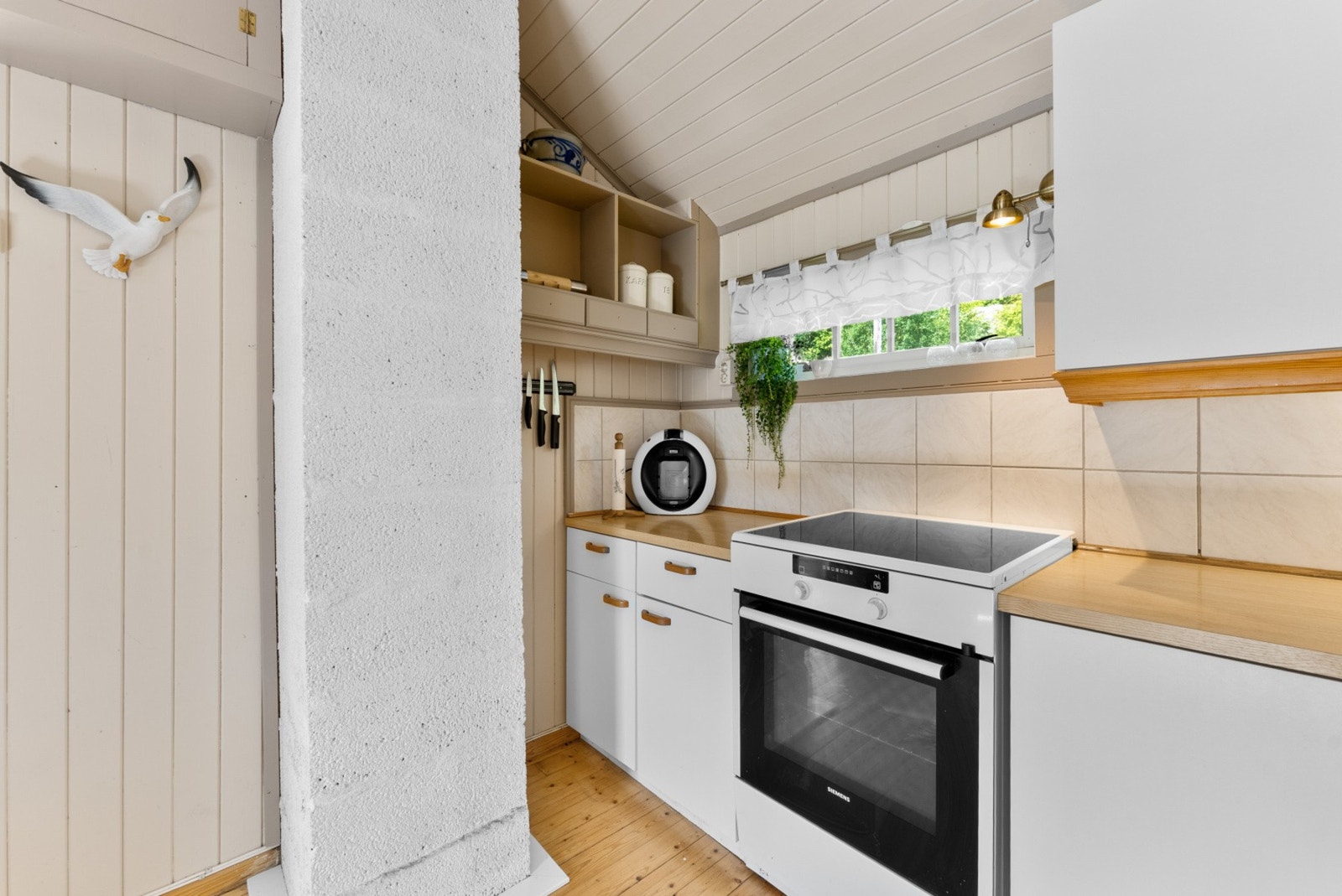 Funksjonell innredning med komfyr og oppbevaringsplass. Galleribilde
