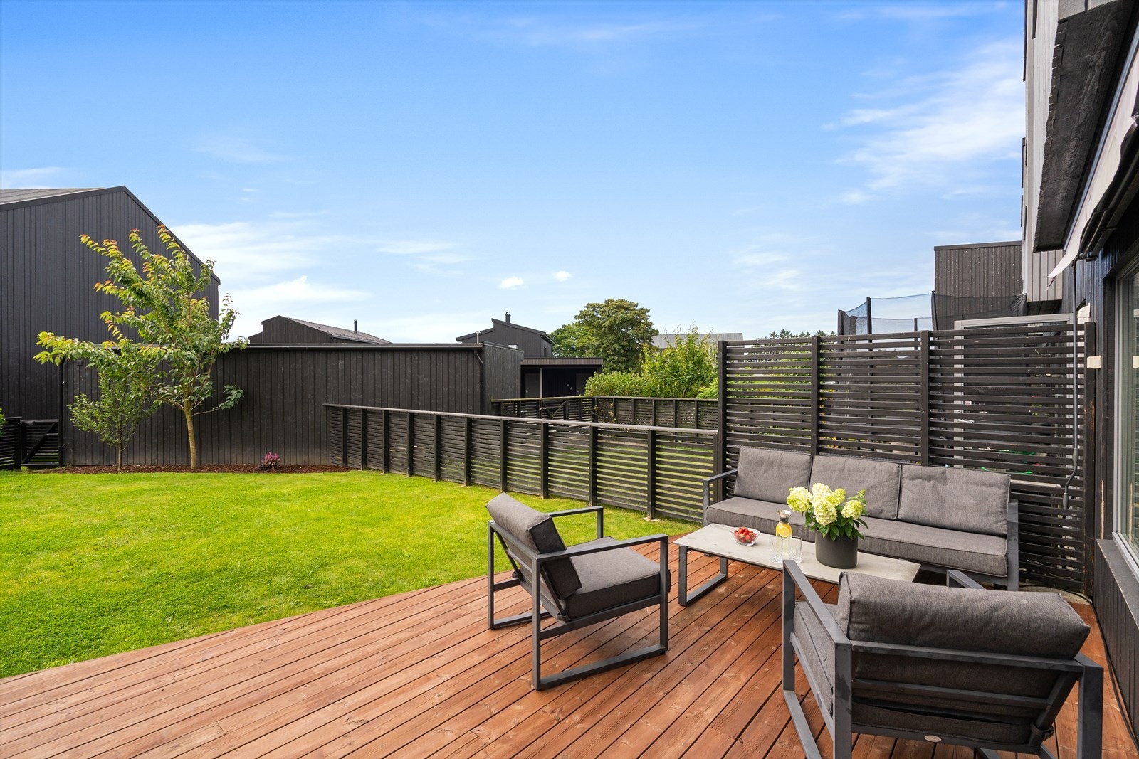 Terrassen på ca. 40 m² gir rikelig med plass til utemøbler, grill og hyggelige sommerkvelder. Galleribilde