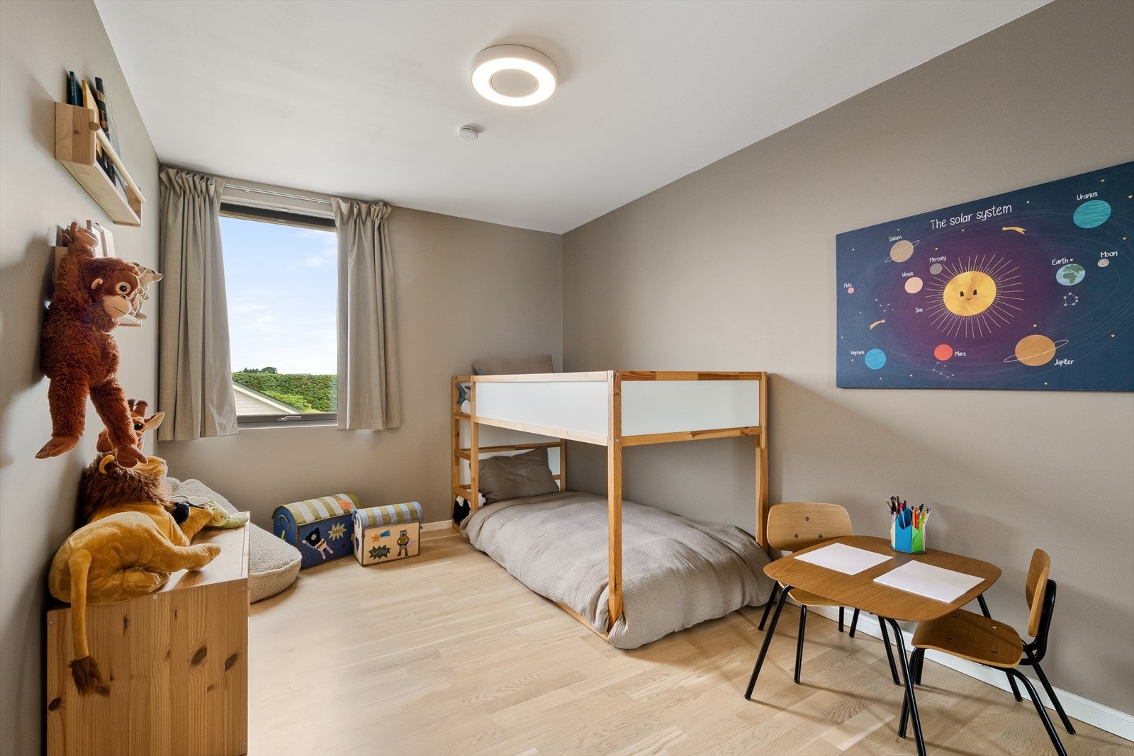 Et koselig barnerom med plass til både seng, oppbevaring og lek. Galleribilde