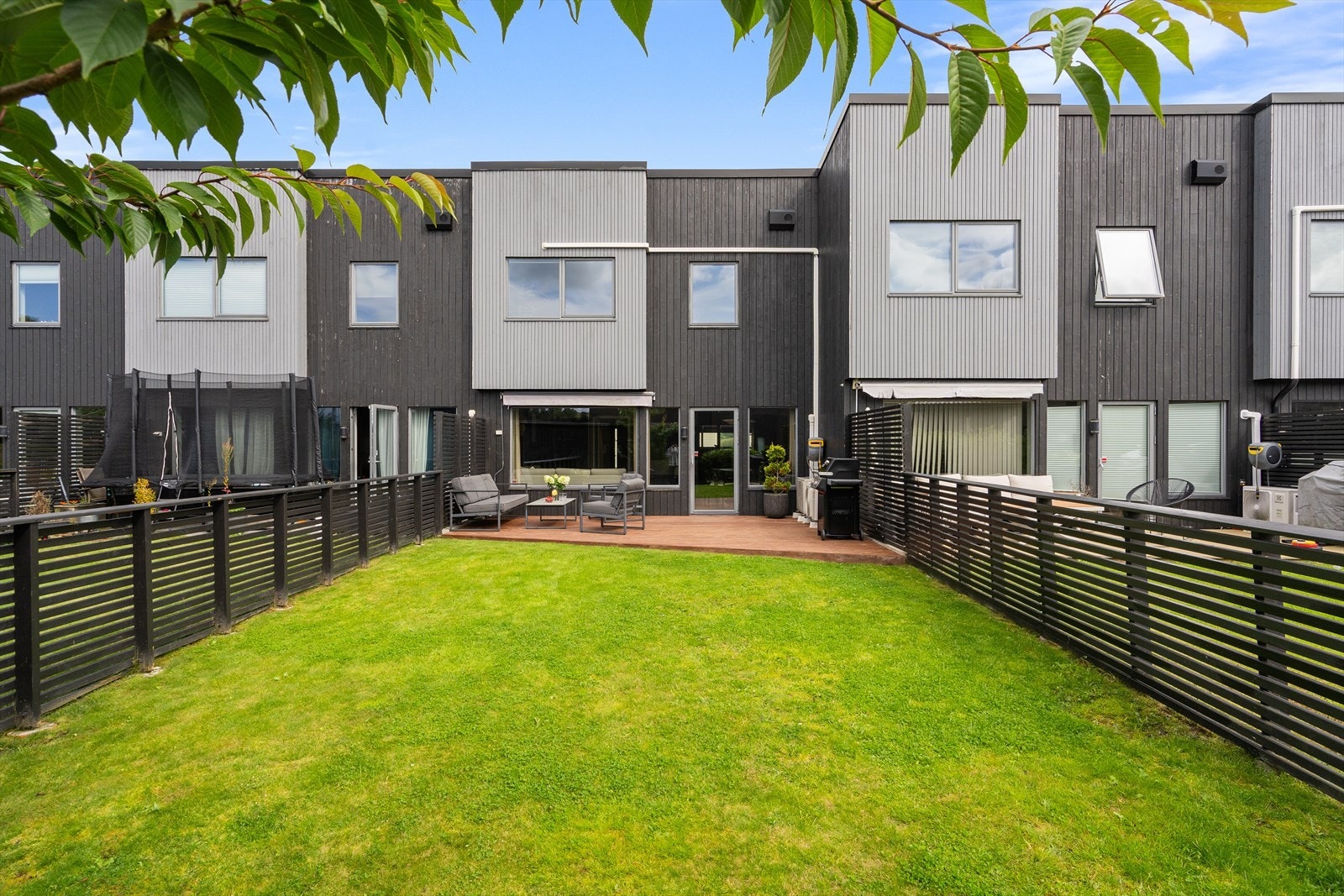 Her får du uteplassene mange barnefamilier drømmer om - terrasse, plen og god plass til lek. Galleribilde
