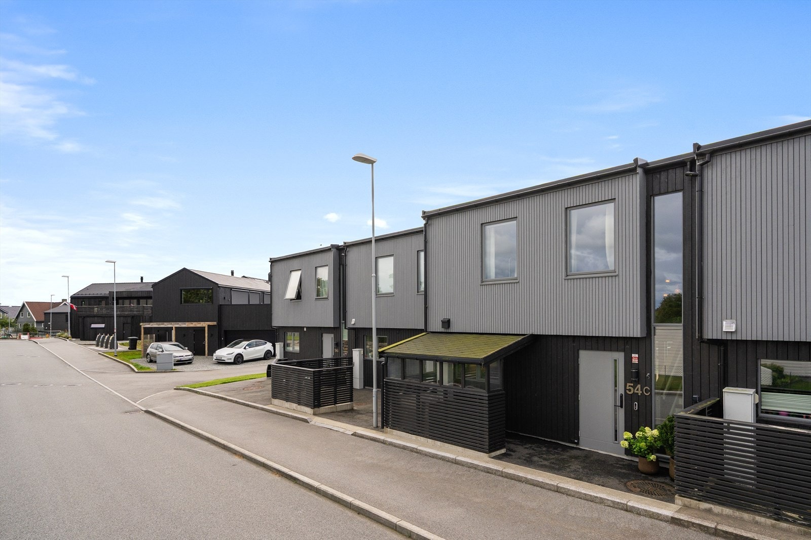 Et rolig og etablert boligområde med lite gjennomgangstrafikk og et tydelig familievennlig preg. Galleribilde
